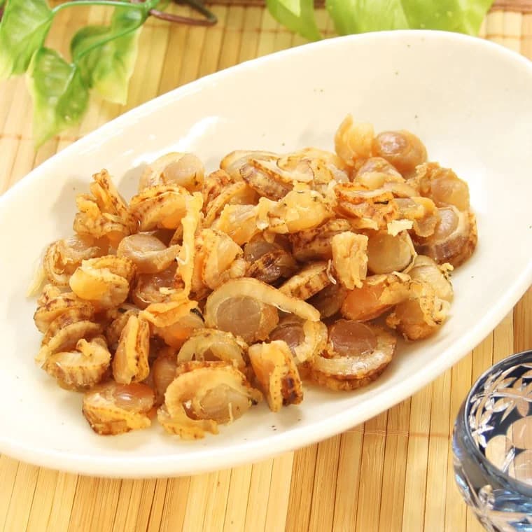 皿に盛ったひも付き帆立貝柱